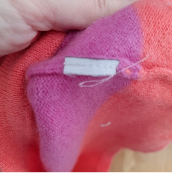 100% Cashmere. Women's Striped V-Neck Sweater - Pink and Purple - Picture 7 of 7